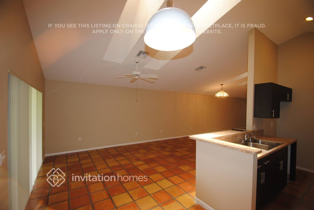 1834 Nw 97th Ave - Photo 4 of 13