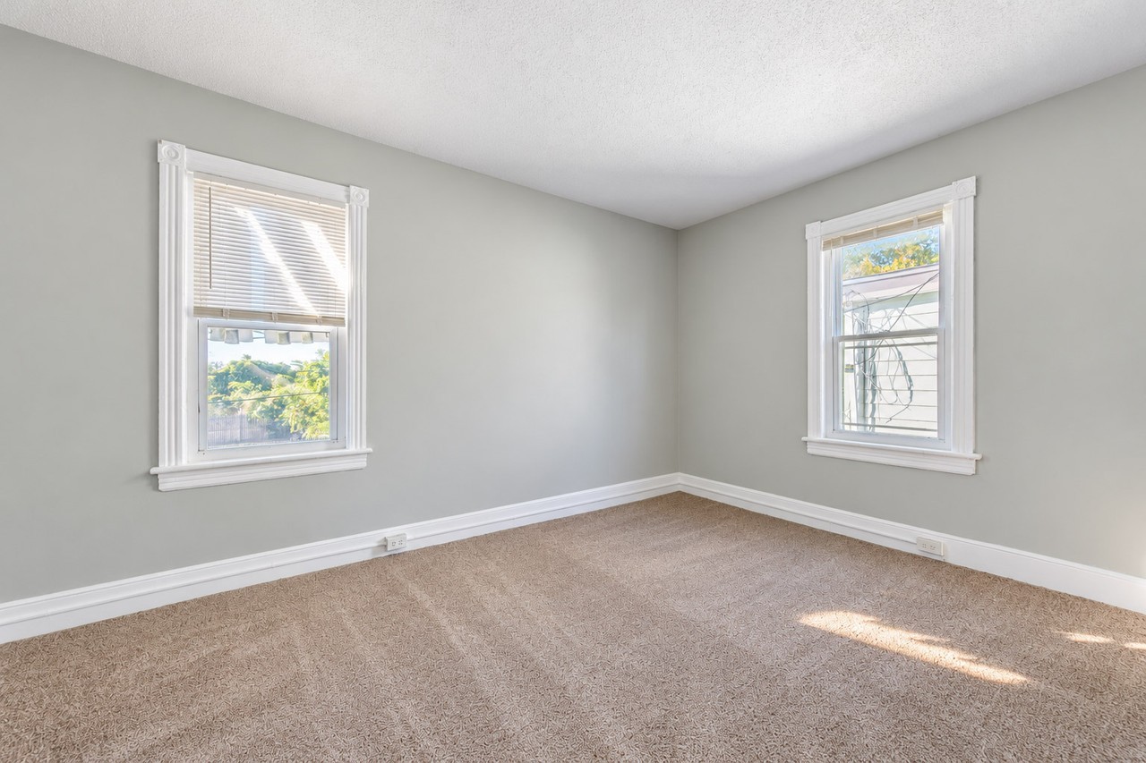 304 N Pavilion Ave #2 - Photo 3 of 8