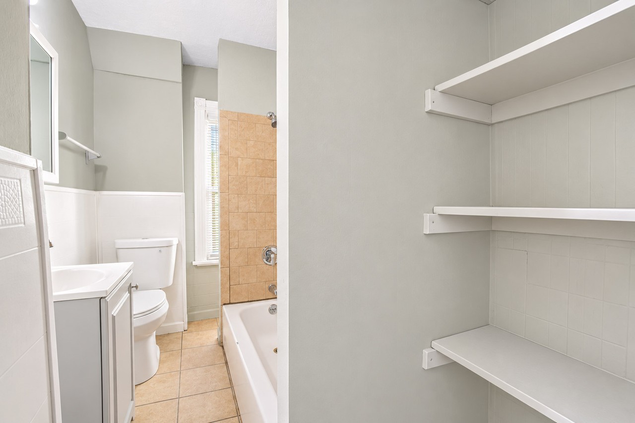 304 N Pavilion Ave #2 - Photo 6 of 8