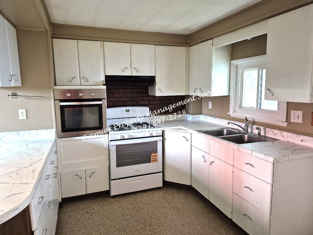 957 4th Ave #1 - Photo 4 of 20