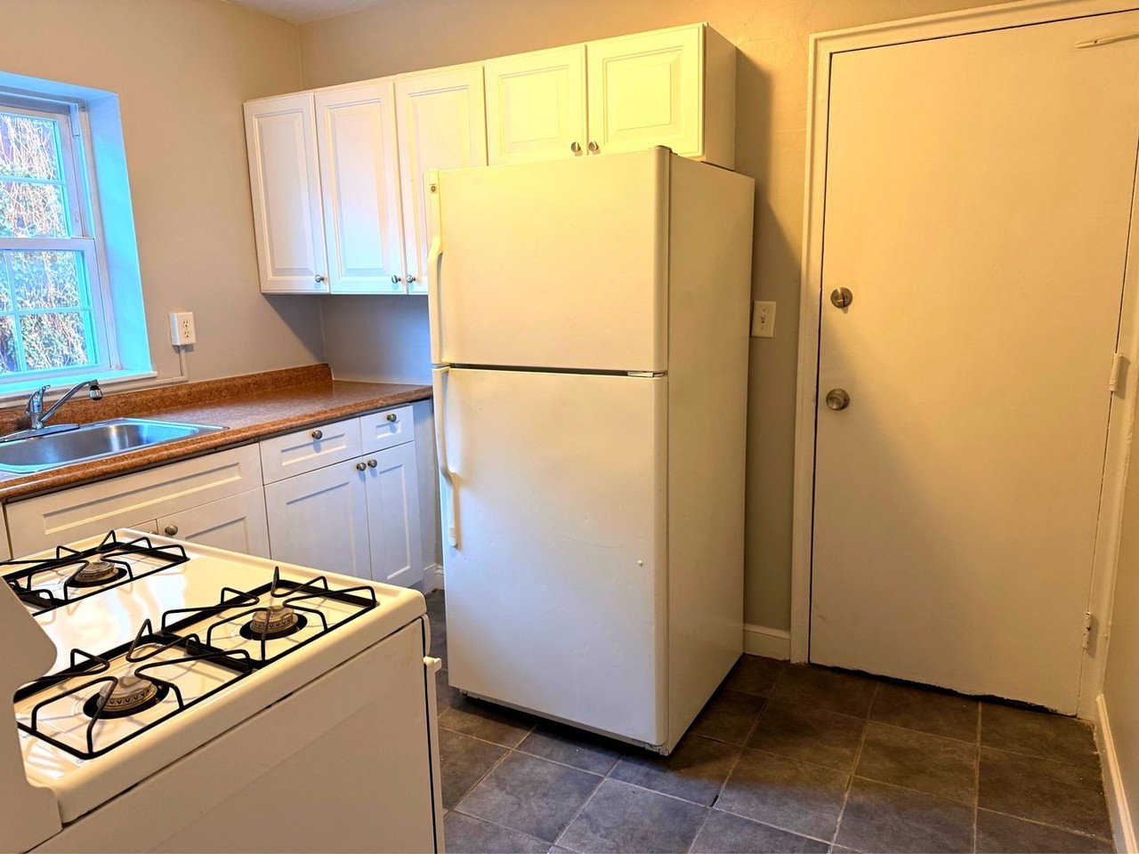 35 Niles St - Photo 6 of 8