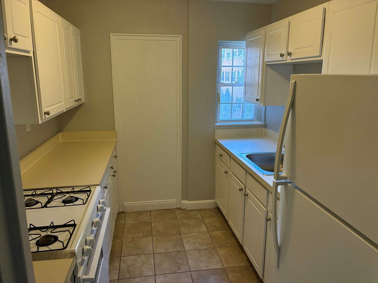 35 Niles St - Photo 4 of 8