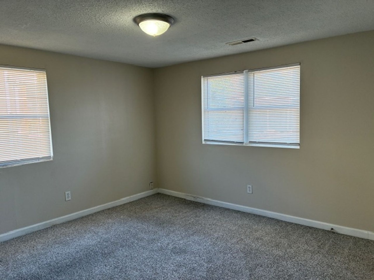 2111 Lincoln Ave - Photo 3 of 6