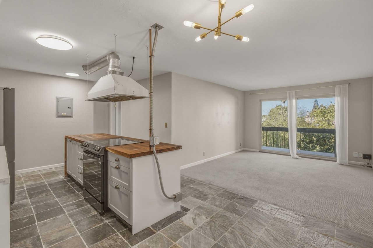 555 Jean St - Photo 2 of 26