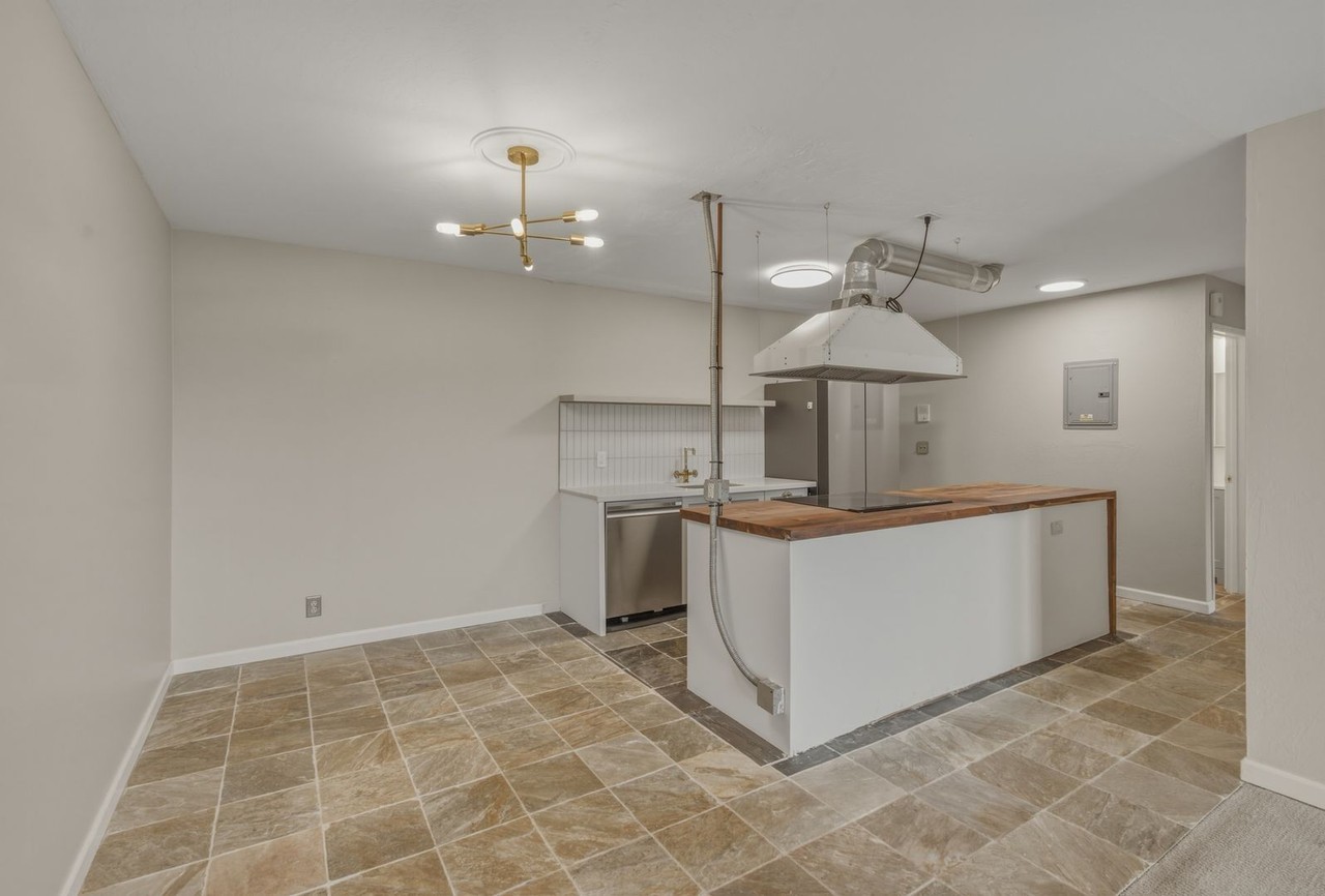 555 Jean St - Photo 4 of 26