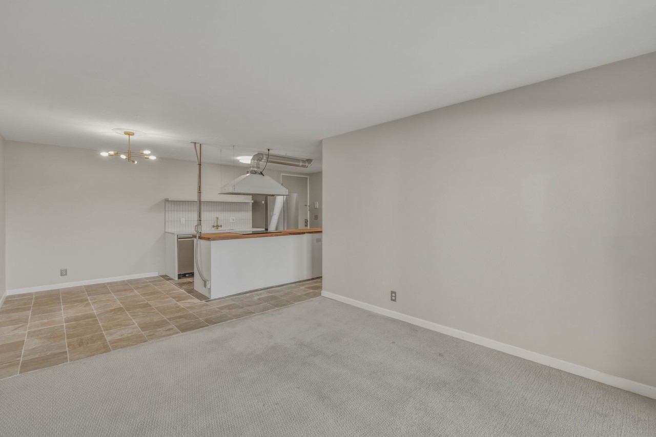 555 Jean St - Photo 6 of 26