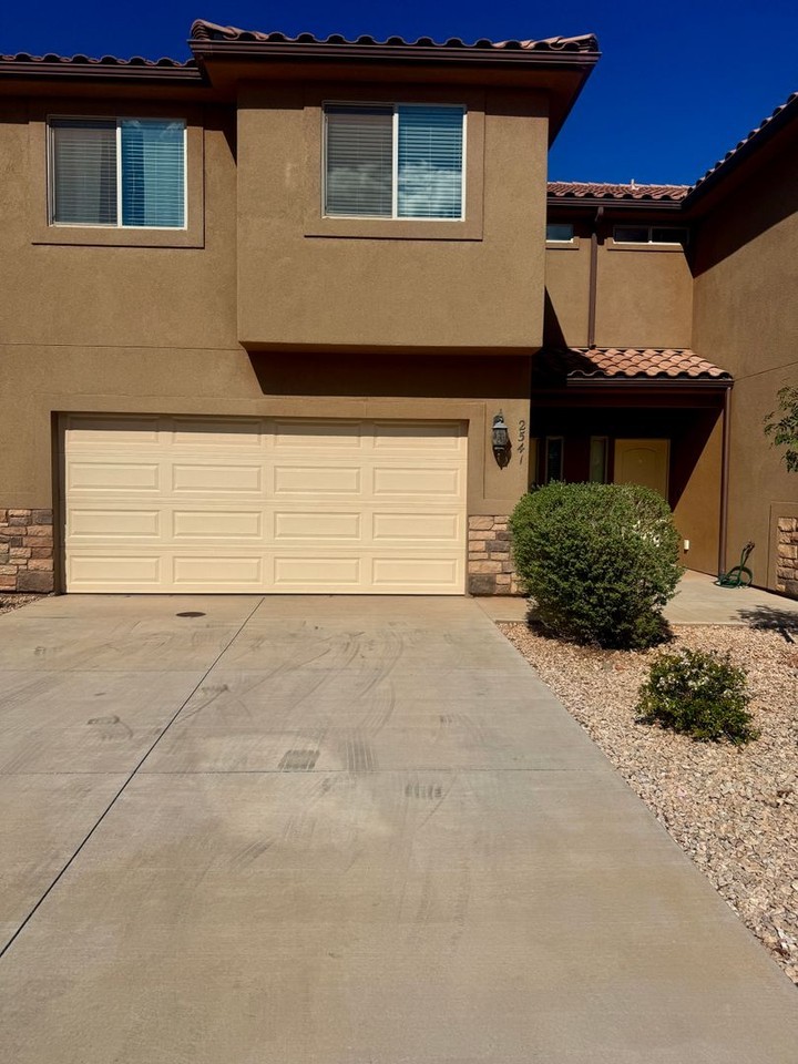 2541 Bella Vista Dr - Photo 2 of 32