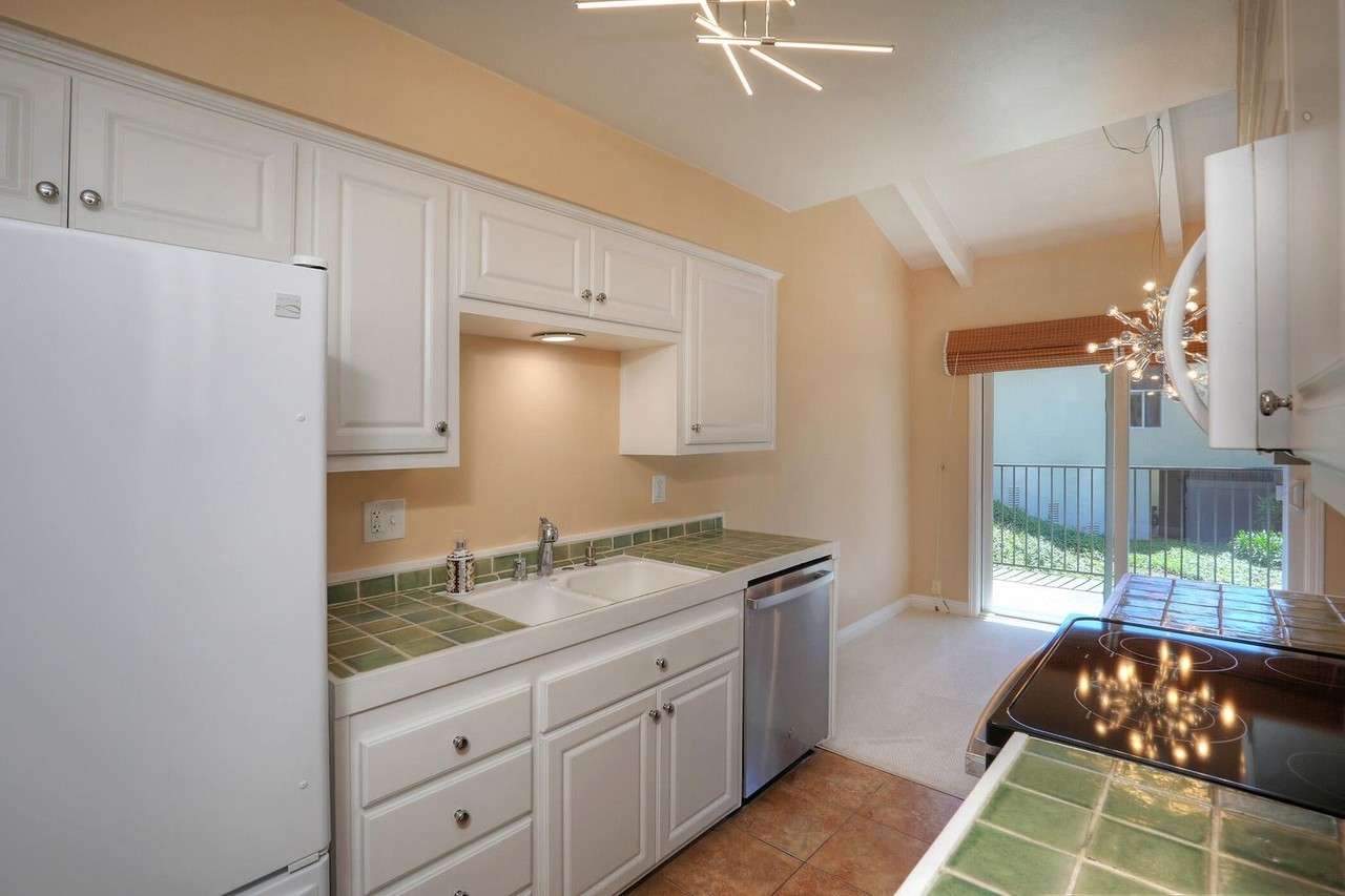 860 860 Highlahd Drive #2 - Photo 5 of 22