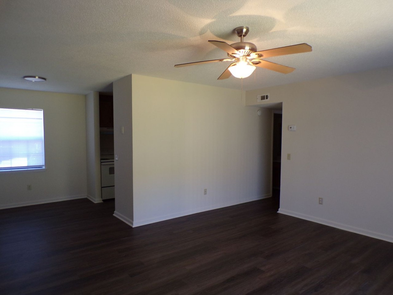 84 Brookview Dr Apt A - Photo 2 of 8