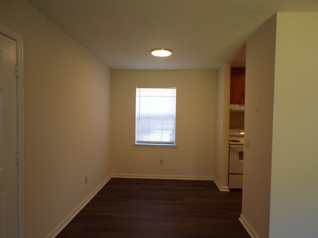84 Brookview Dr Apt A - Photo 3 of 8