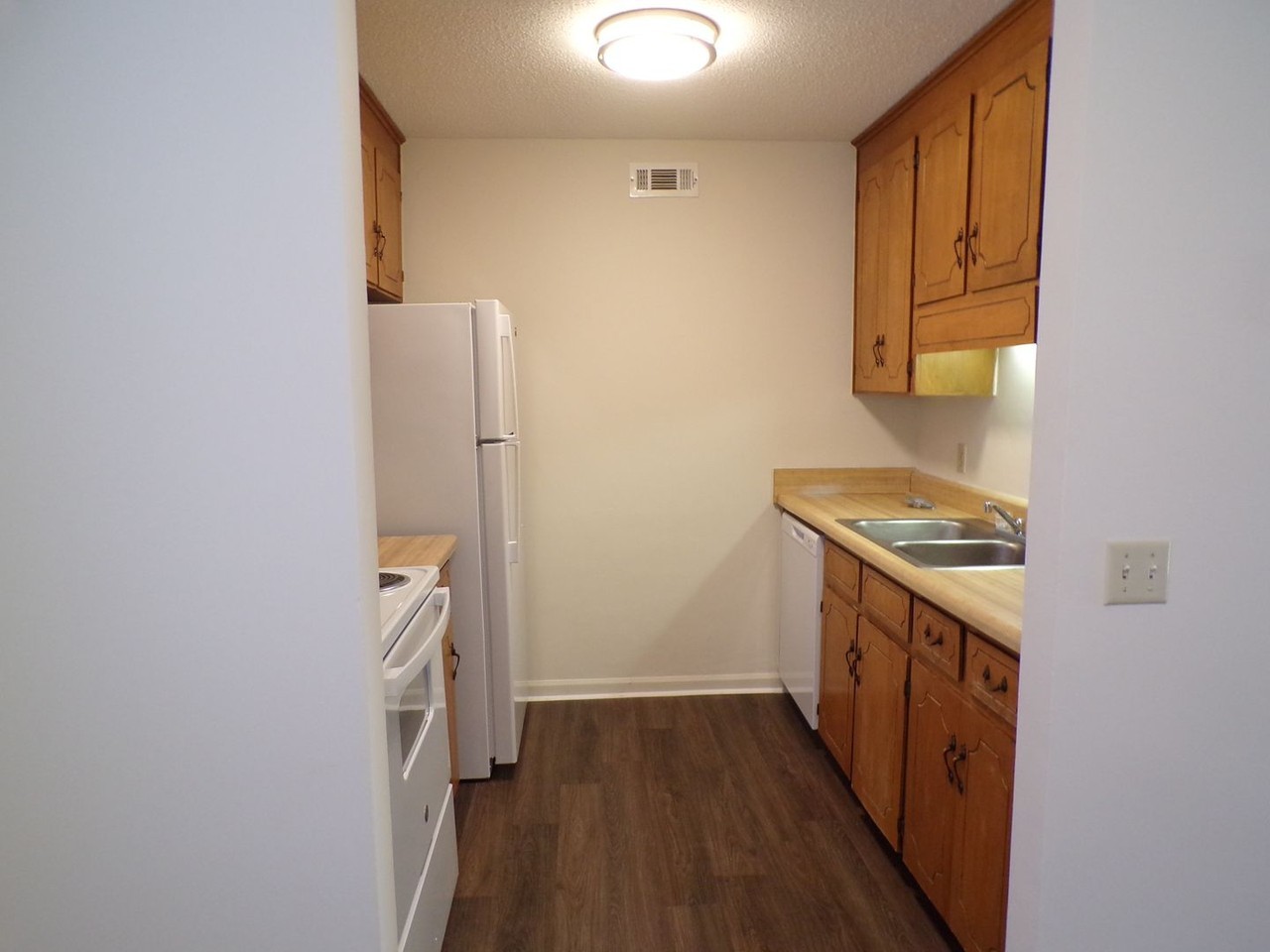 84 Brookview Dr Apt A - Photo 4 of 8