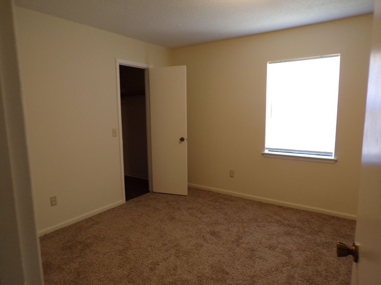 84 Brookview Dr Apt A - Photo 5 of 8
