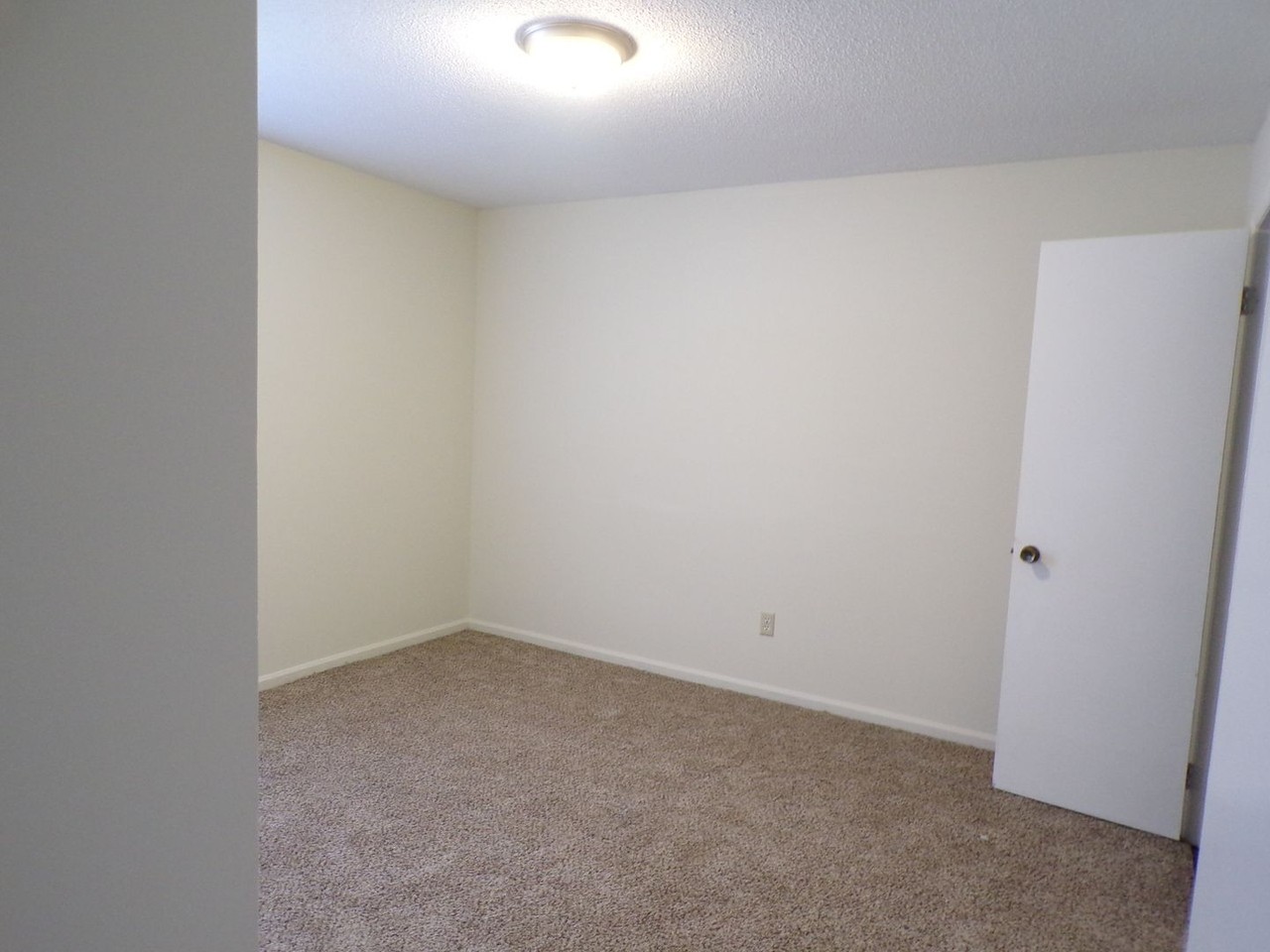 84 Brookview Dr Apt A - Photo 6 of 8