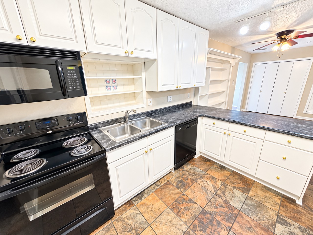 1500 Sherrye Dr - Photo 6 of 11