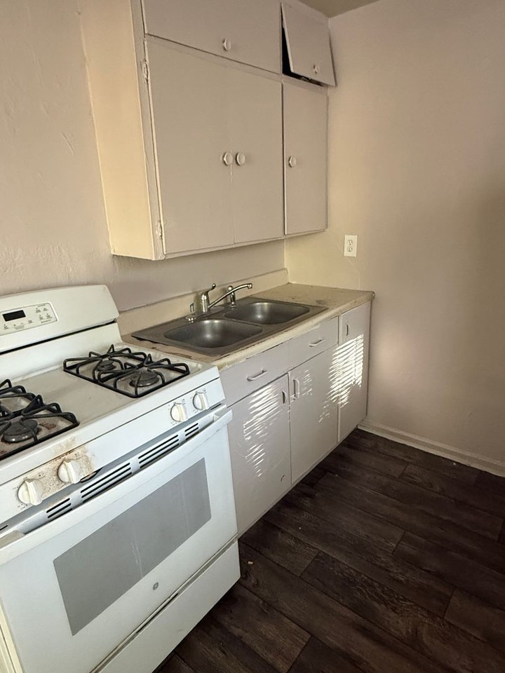 643 643 E 26th - 12 #12 - Photo 6 of 7