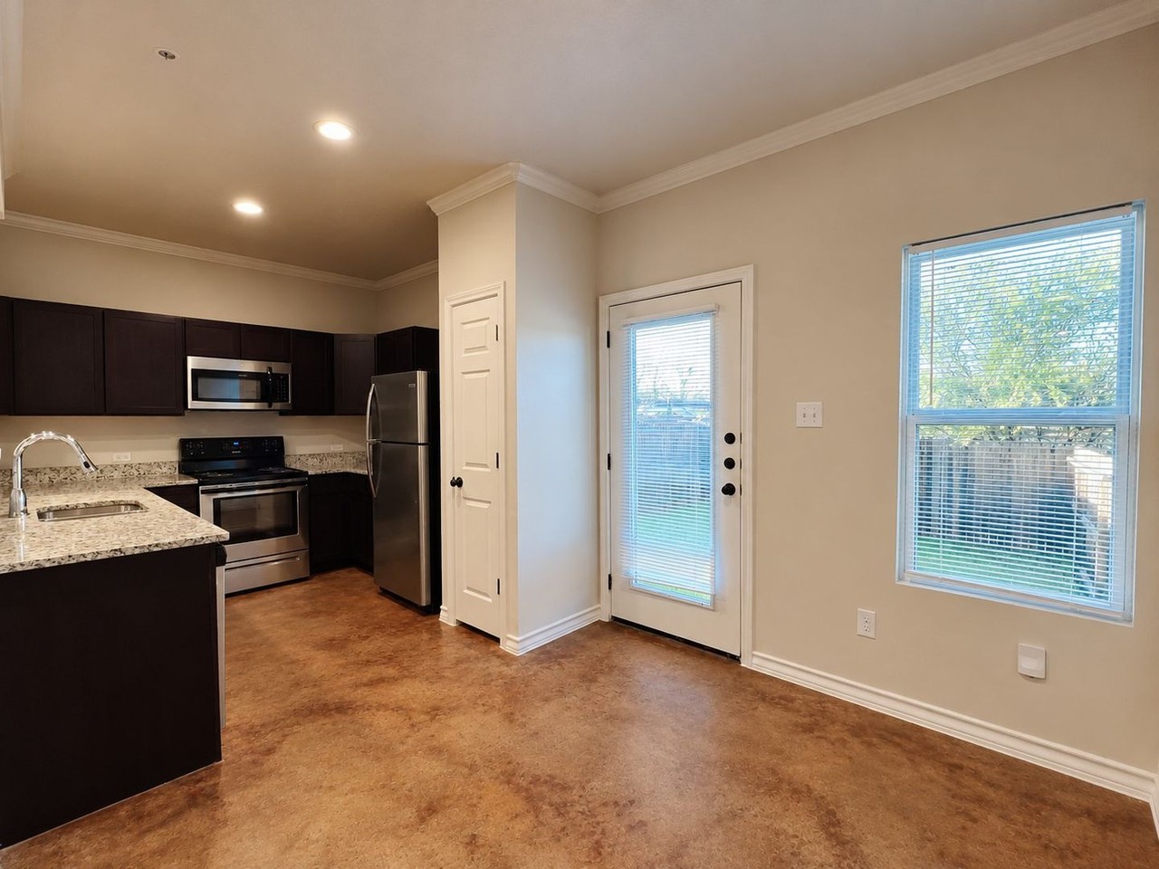 8802 Seguin Rd - Photo 5 of 21