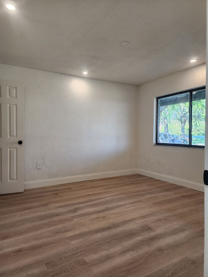1824 S Clyde Morris Blvd - Photo 3 of 12
