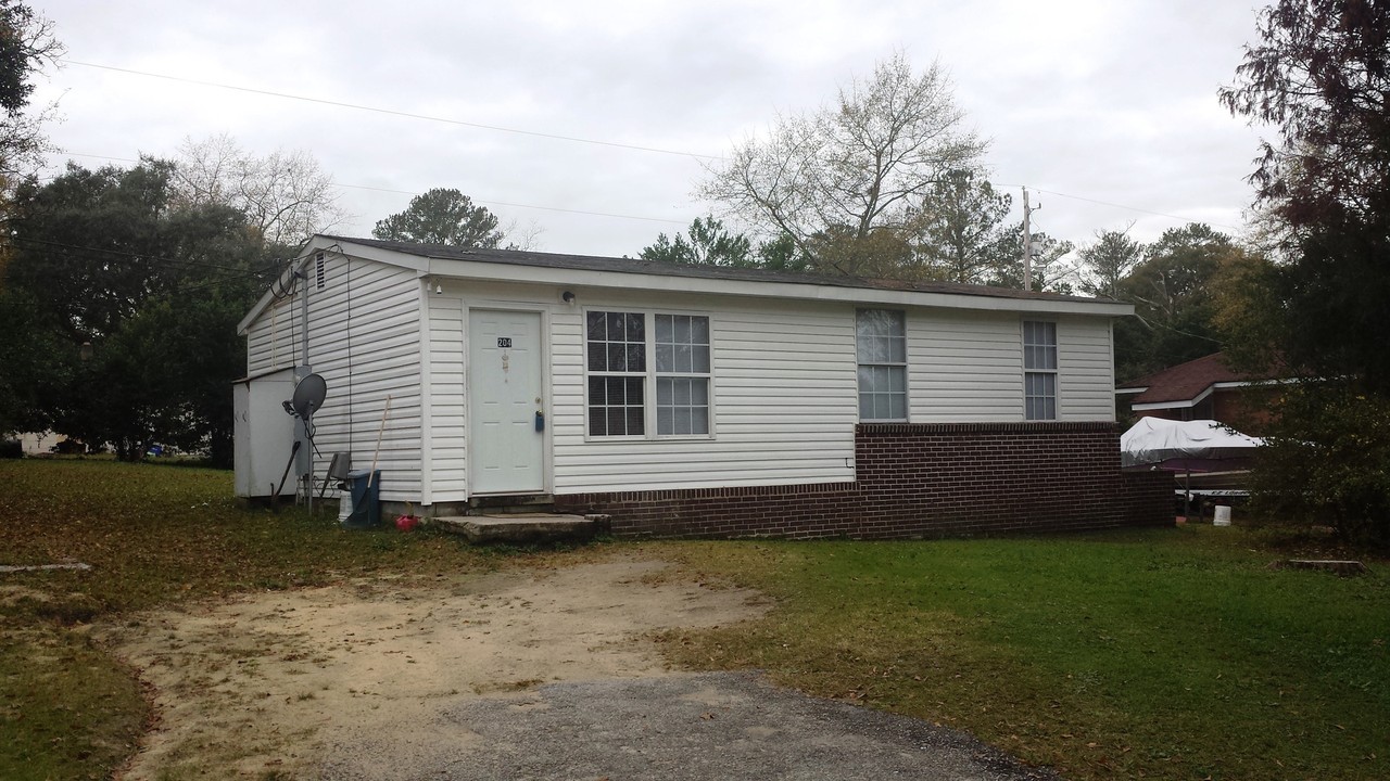204 Juniper St - Photo 2 of 15