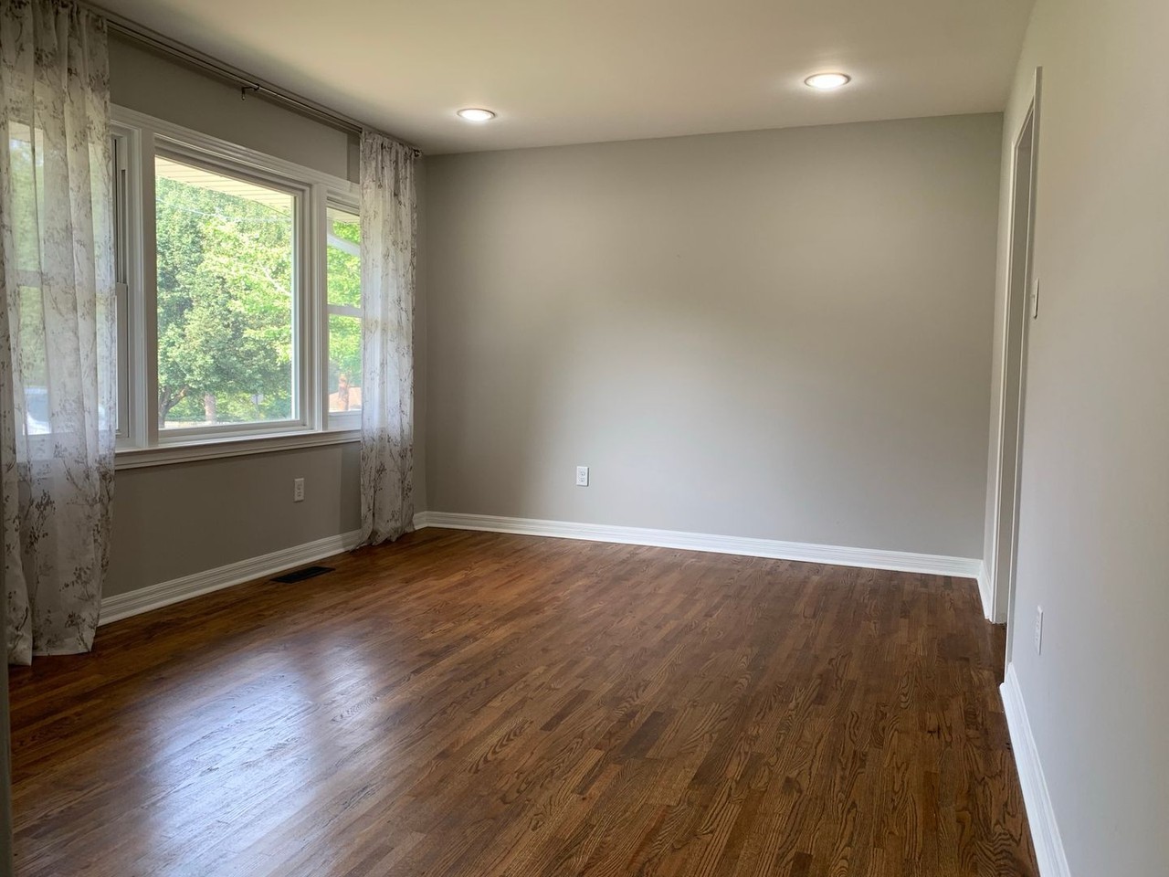 206 James Ave - Photo 3 of 19