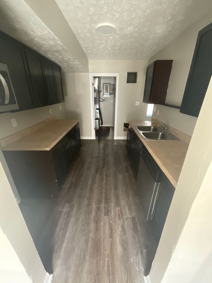 1048 W 26th St - Photo 3 of 13