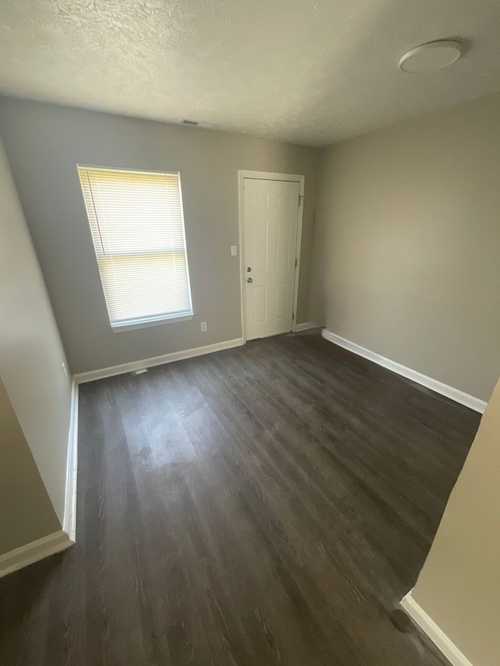 1048 W 26th St - Photo 5 of 13