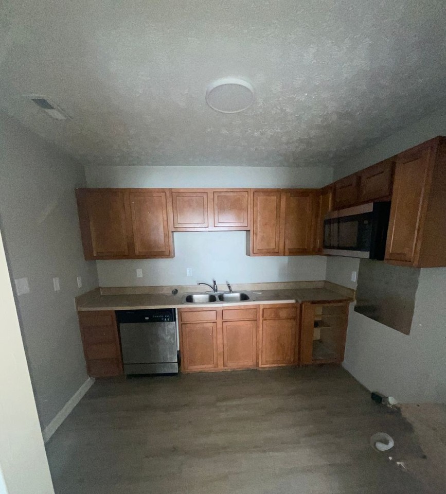 1050 W 26th St - Photo 4 of 16