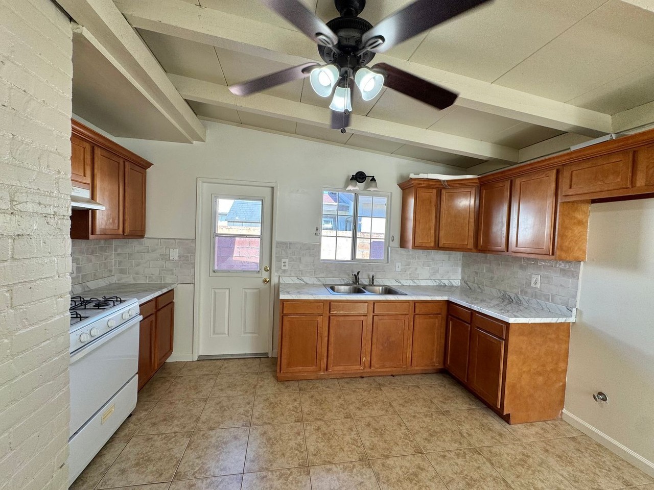 8353 Mulberry Ave - Photo 5 of 28