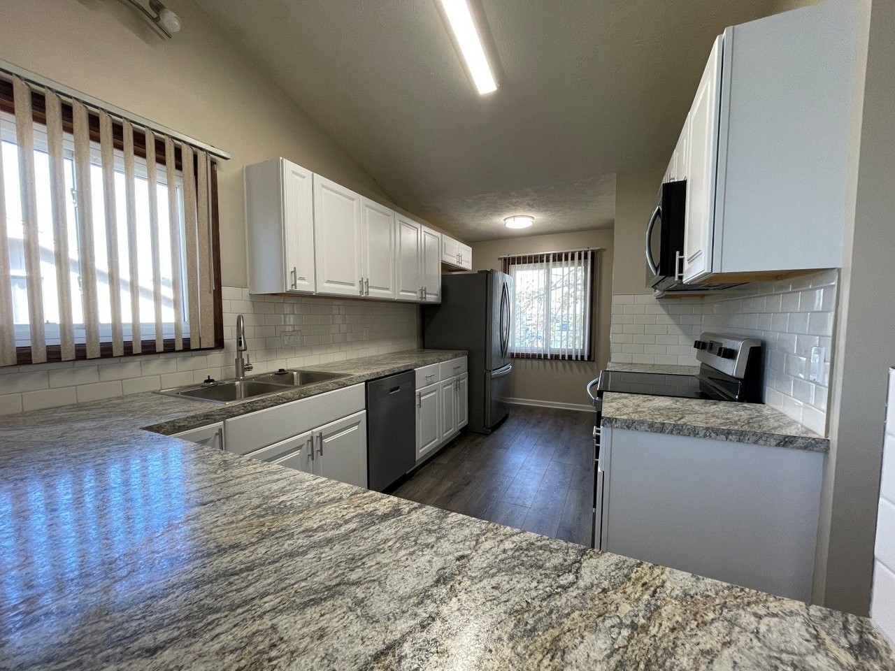 12902 S 28th Ave - Photo 6 of 27