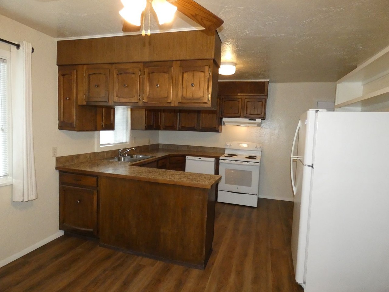 824 1/2 S C St - Photo 2 of 19