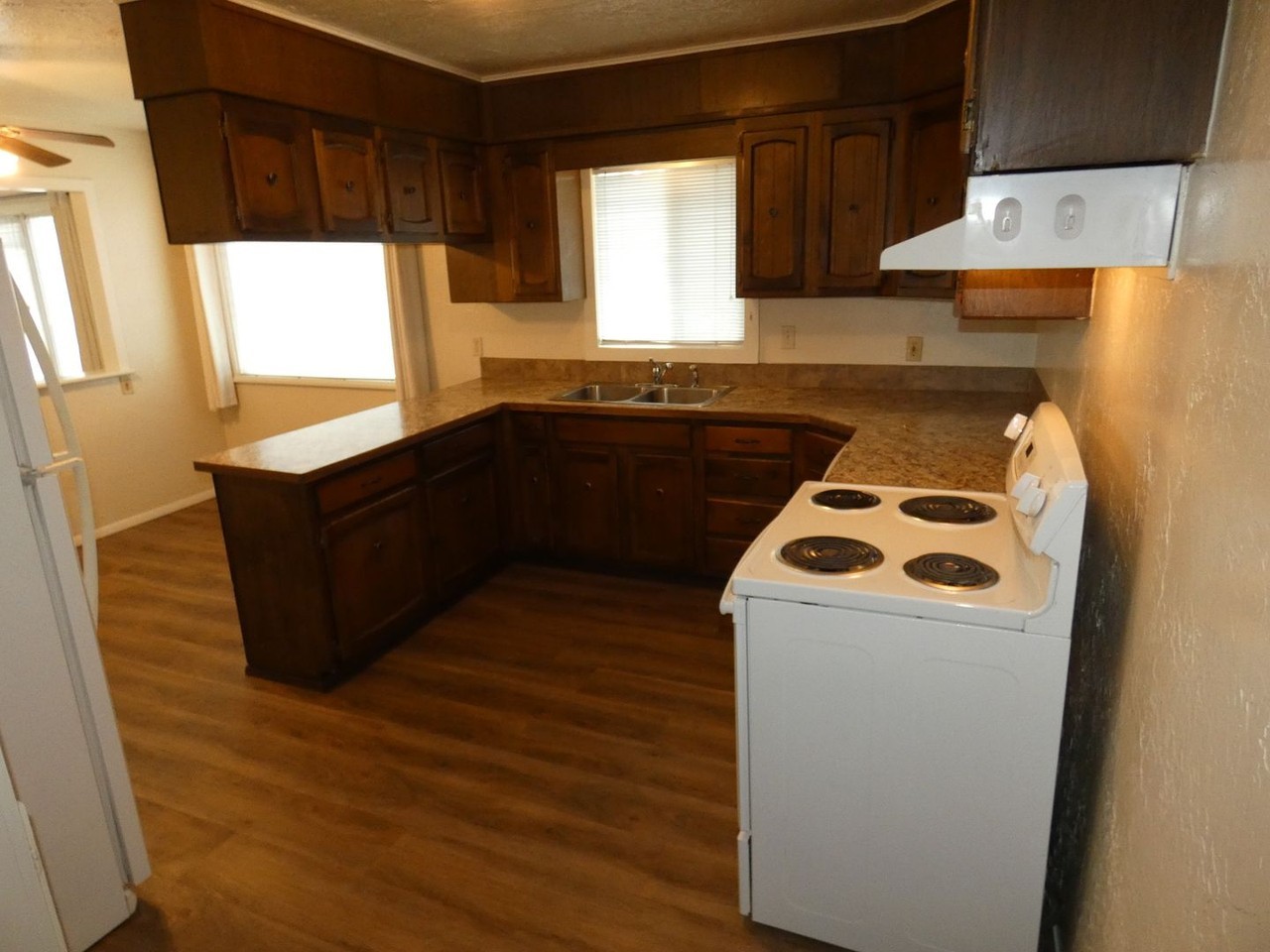 824 1/2 S C St - Photo 3 of 19