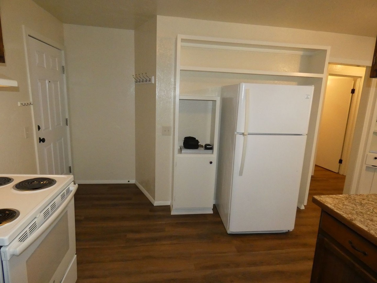 824 1/2 S C St - Photo 4 of 19