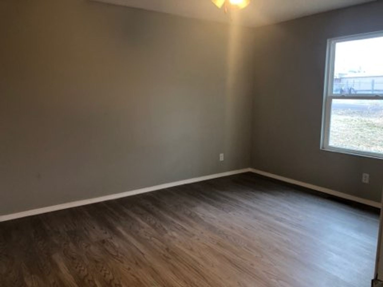2715 W Lincoln St - Photo 2 of 15