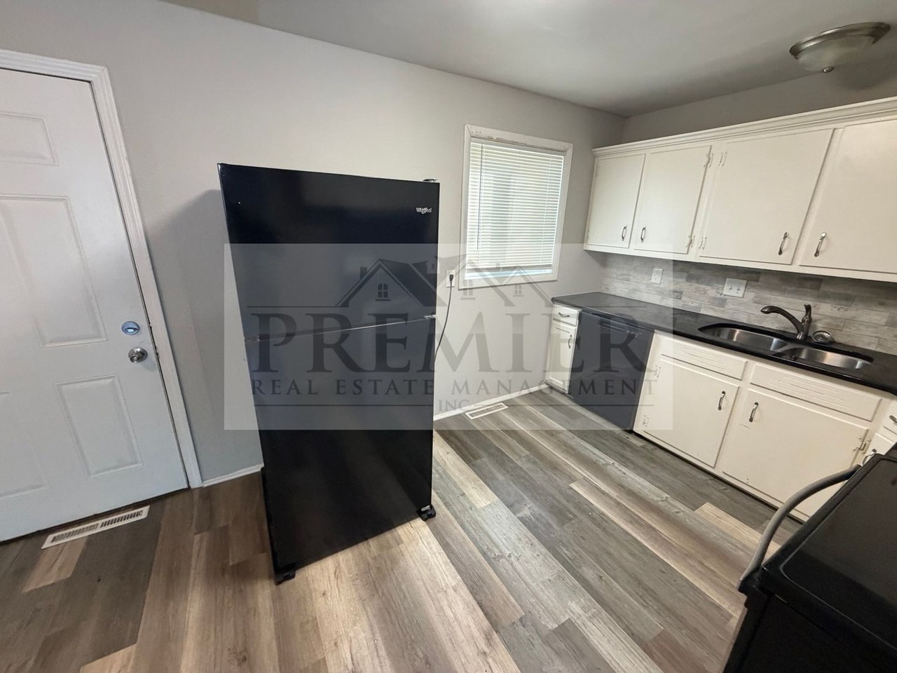 8619 Winchester Ave - Photo 5 of 18
