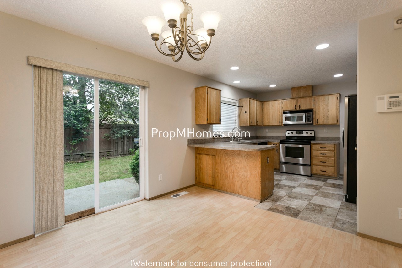 13708 Se Ramona St - Photo 5 of 31