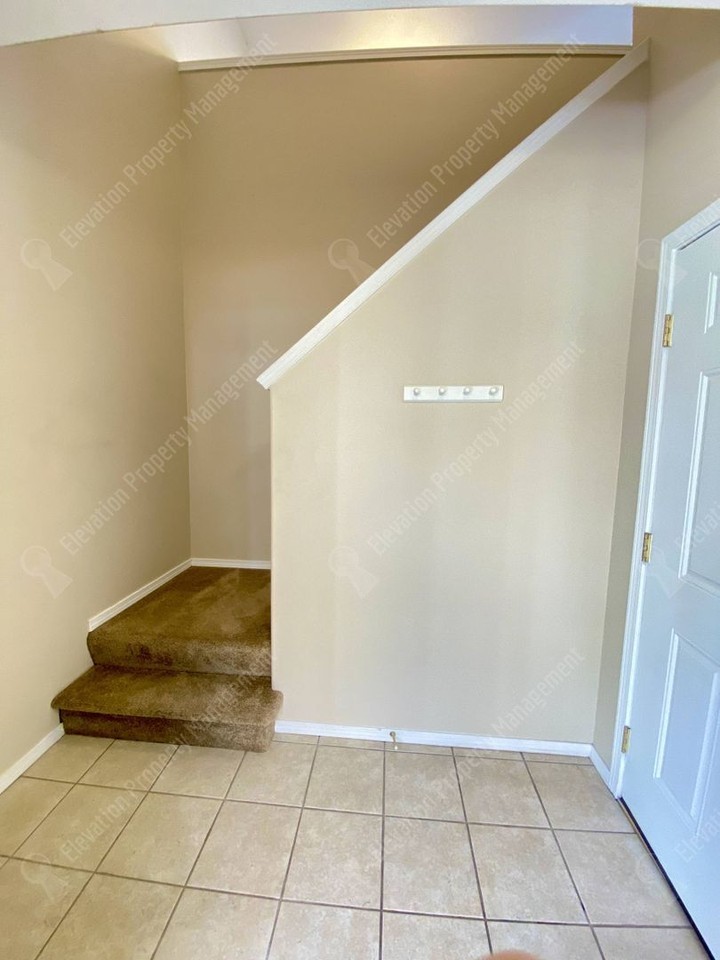 1935 Sw Canyon Dr - Photo 2 of 17