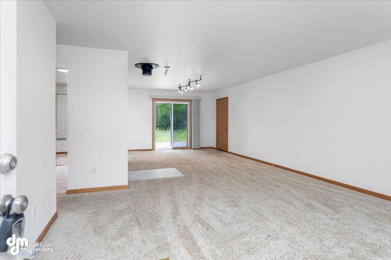 2830 N Oxford Dr - Photo 2 of 44