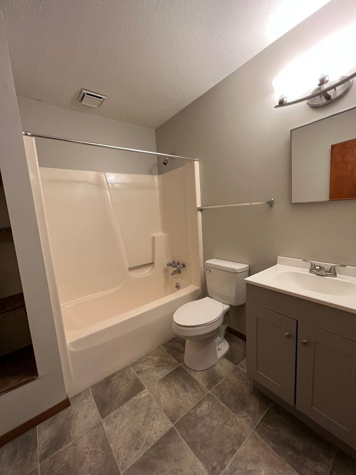 612 W 36th St - Photo 6 of 9