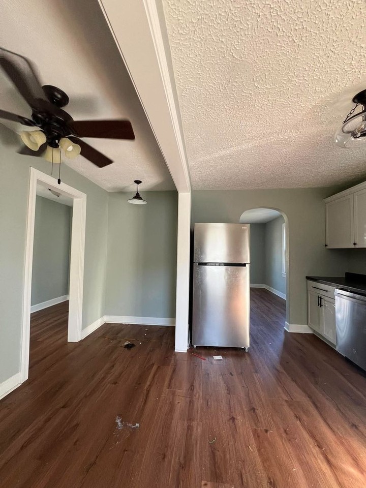 1706 E 19th St - Photo 2 of 11