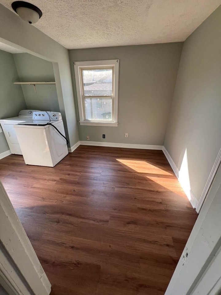 1706 E 19th St - Photo 3 of 11