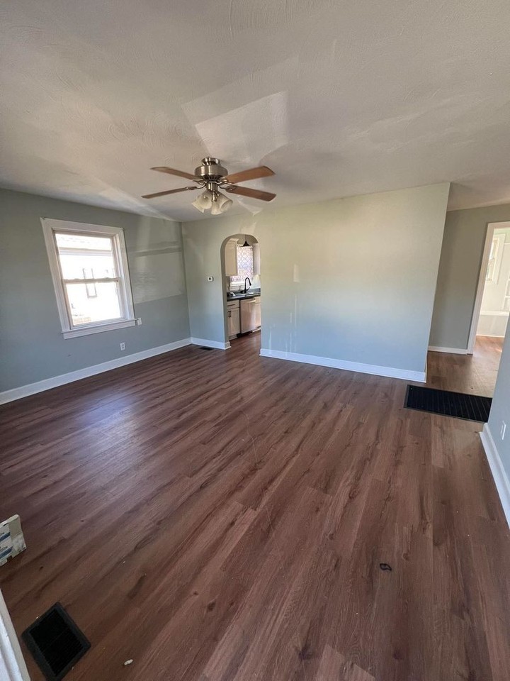 1706 E 19th St - Photo 5 of 11