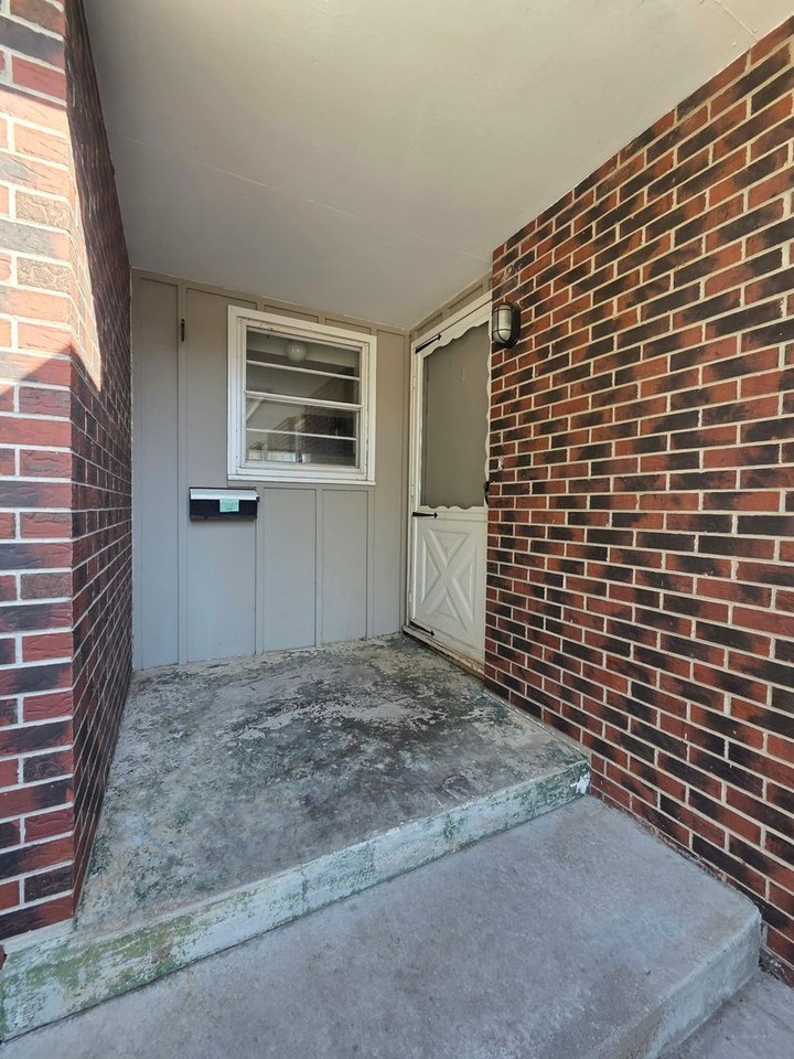 418 Jackson Cir - Photo 2 of 50