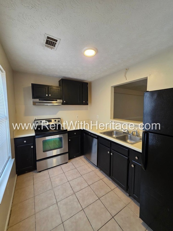 8511 Westchester Dr - Photo 3 of 37