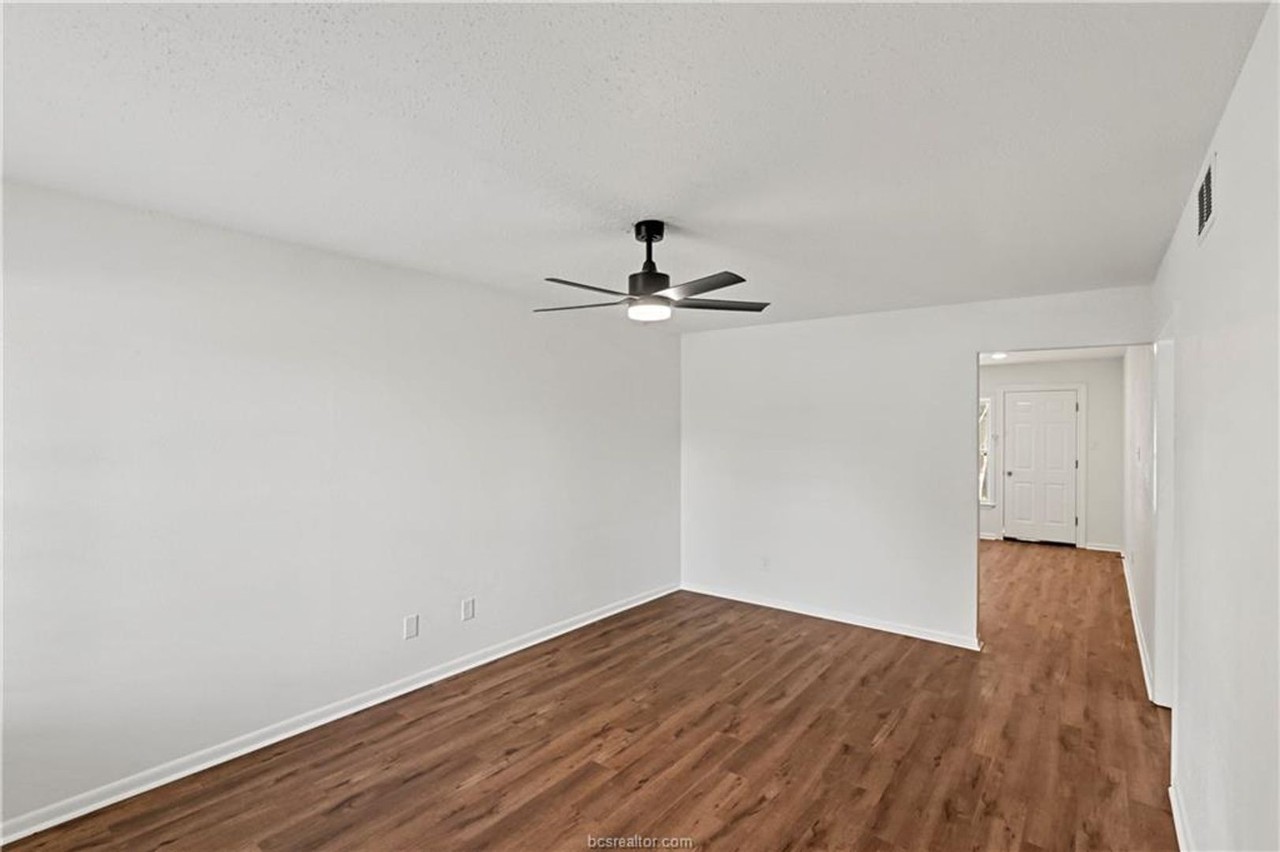 1412 Hillside Dr - Photo 3 of 17