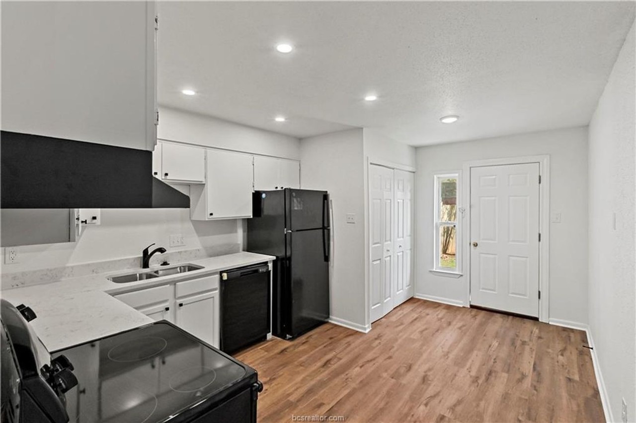 1412 Hillside Dr - Photo 6 of 17