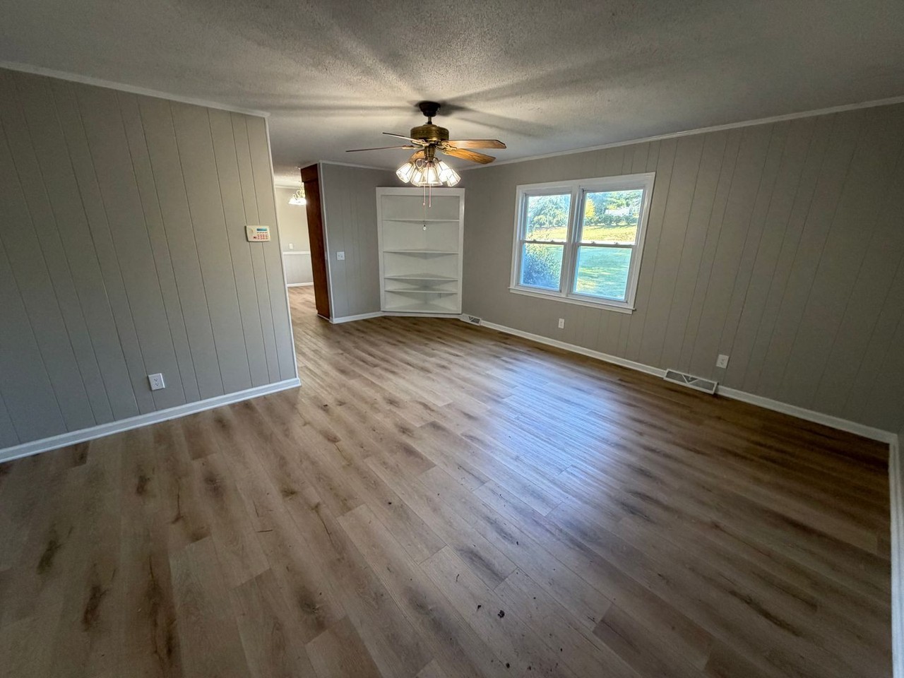 205 Cambridge Dr - Photo 2 of 14