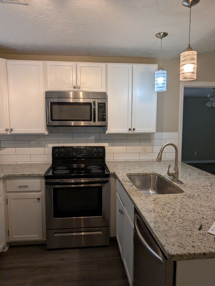 836 N Donahue Dr - Photo 5 of 7