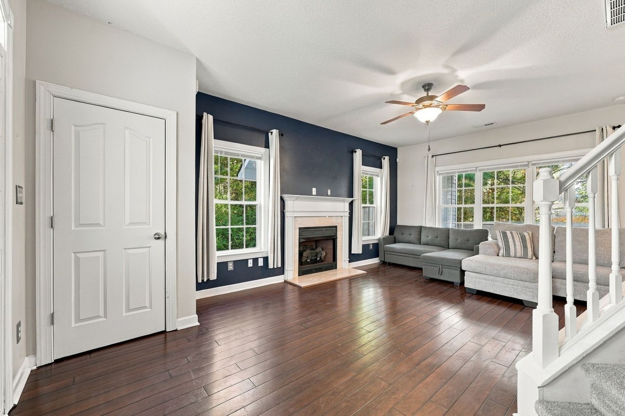 605 Brunswick Dr - Photo 5 of 38