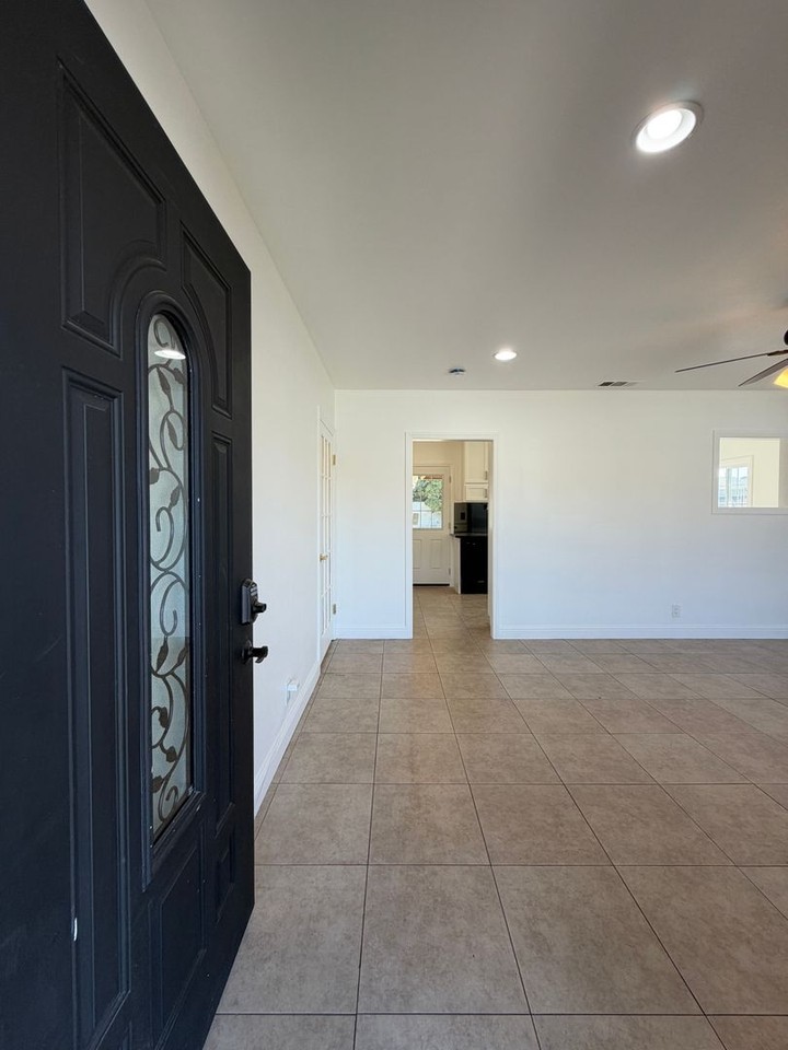 318 Capitol Dr - Photo 3 of 44