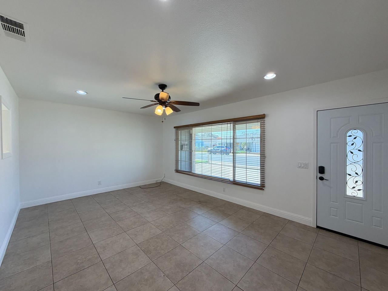 318 Capitol Dr - Photo 4 of 44