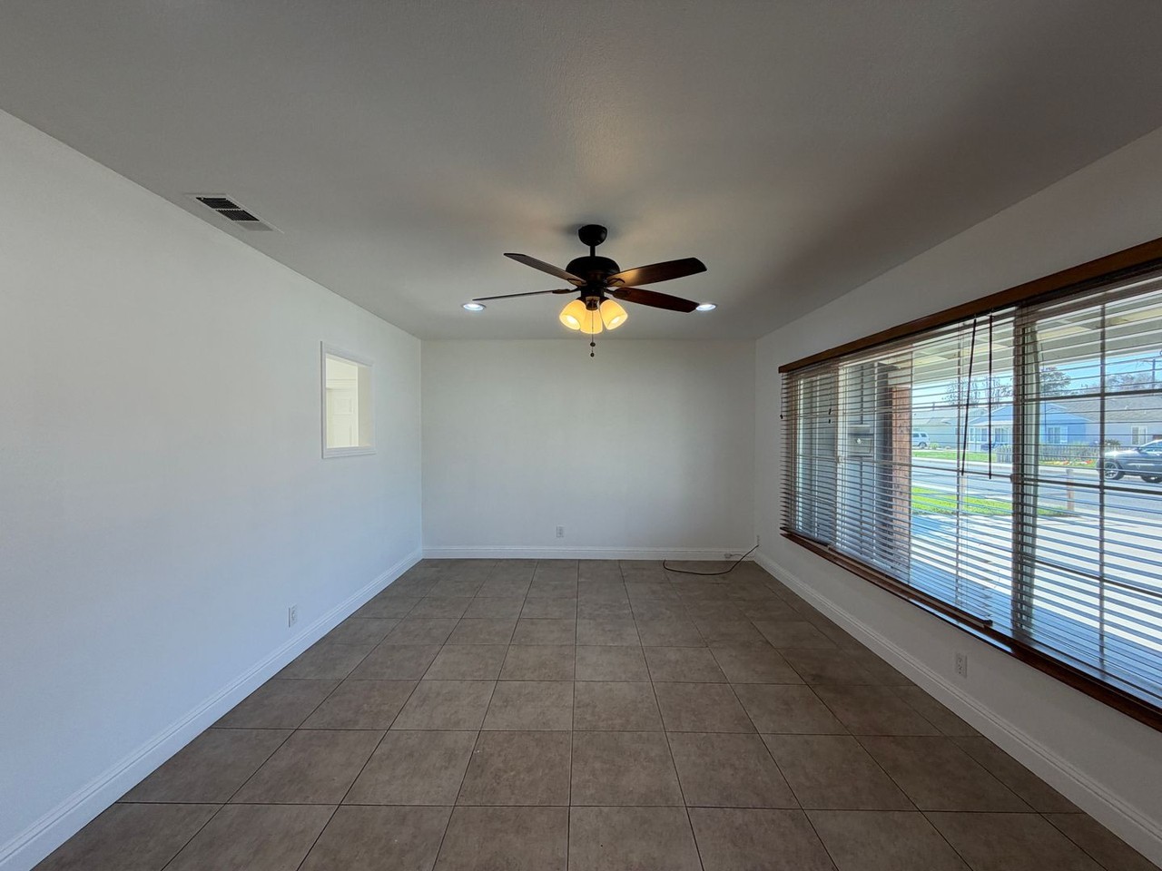 318 Capitol Dr - Photo 5 of 44